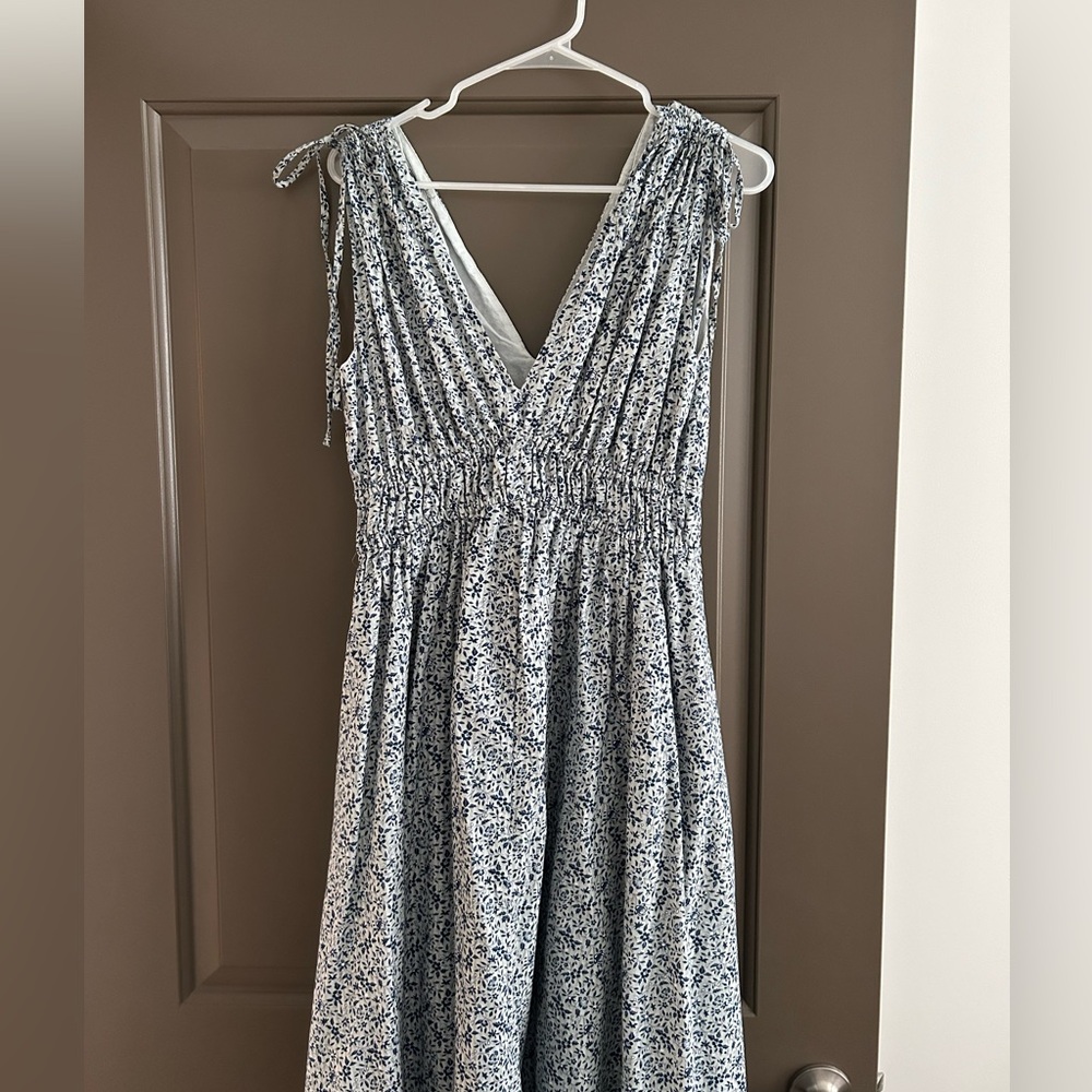 Madewell floral dress size medium. Worn only a couple times. So pretty in person